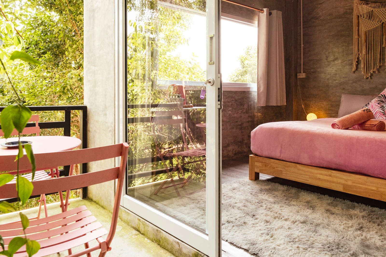 Baby Oyster private room at Wonderland Jungle Hostel, Koh Tao