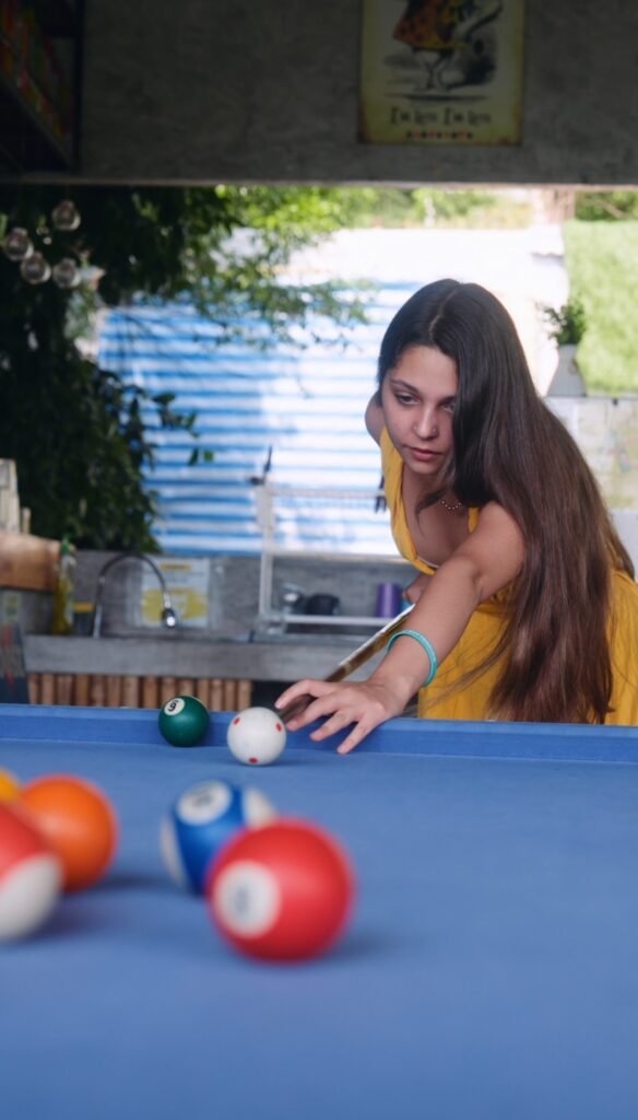 Backpackers watching sunset together on Koh Tao | Wonderland Jungle Hostel