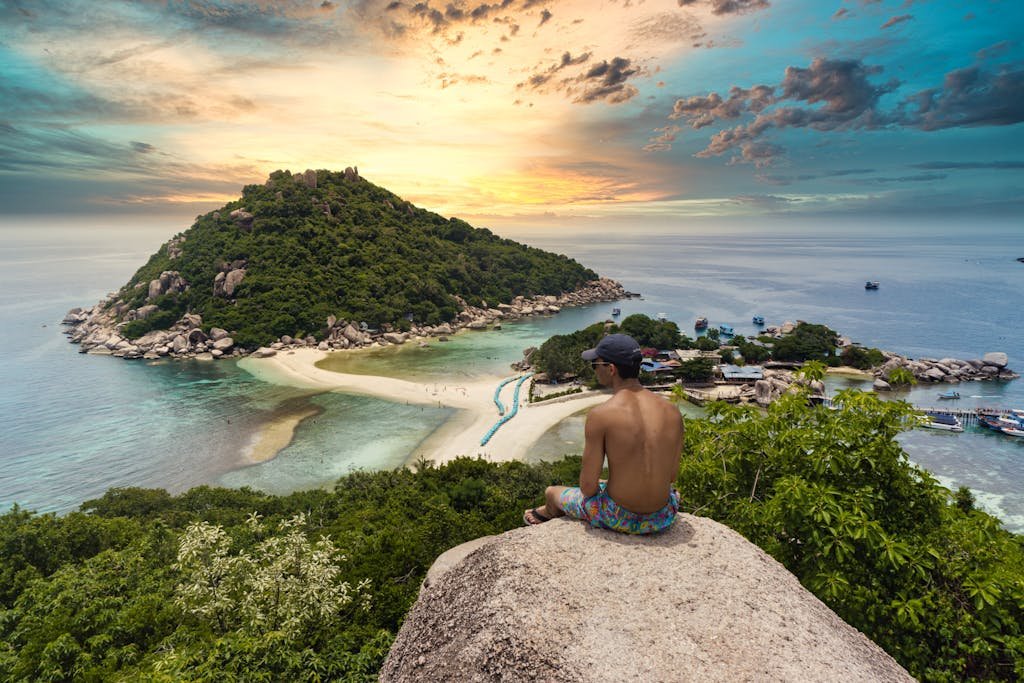 Sunset view of Koh Nang Yuan island from Koh Tao viewpoint | Wonderland Jungle Hostel