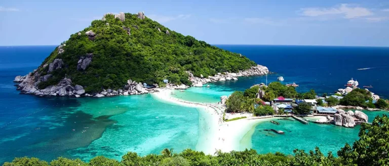 things to do in koh tao, Koh Nang Yuan sandbar connecting the three islands at midday